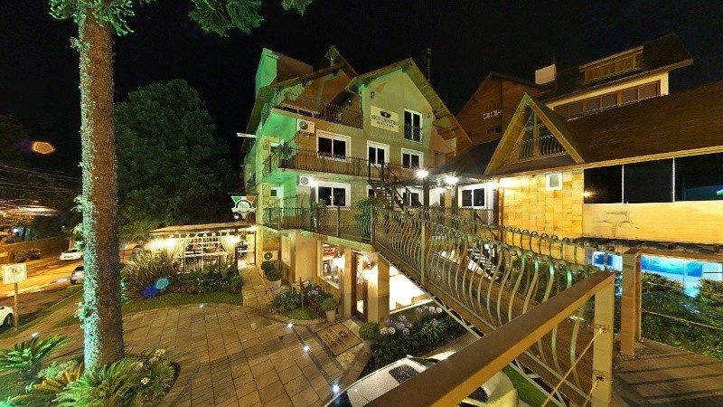 Sky Centro Hotel & Spa à noite, onde fica a La Bella Notte Pizzaria, no centro de Gramado