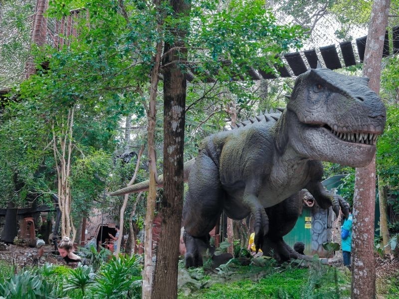 Dinossauro carnívoro animatrônico em tamanho real no Mundo Dino
