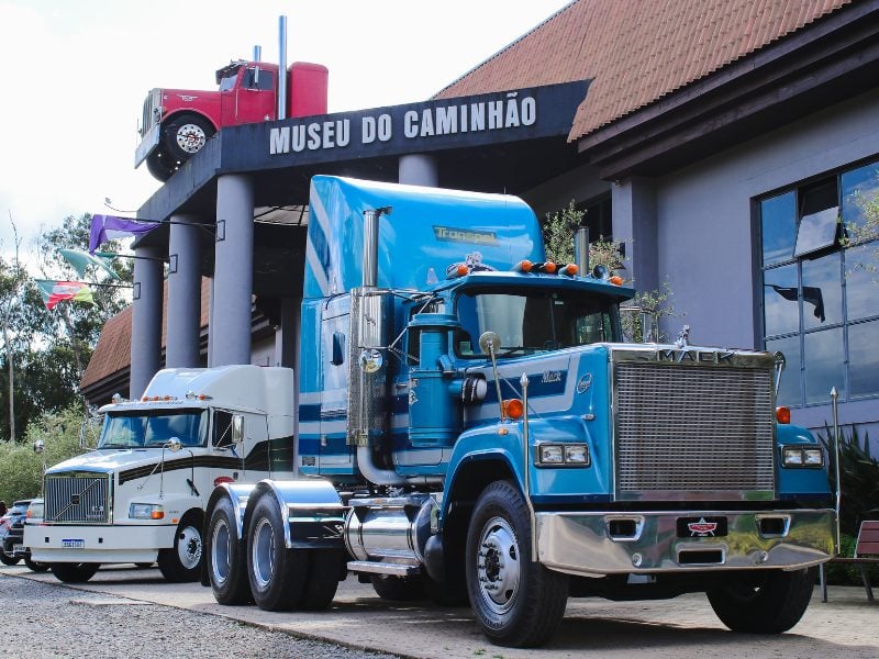Entrada do Museu do Caminhão em Canela-RS com o Mack azul e o Volvo branco estacionados na frente