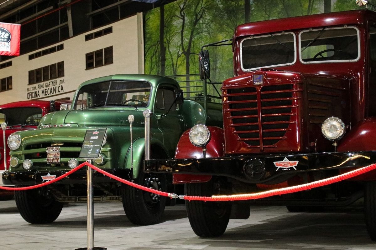 Caminhões Büssing verde e Mack vinho antigos restaurados no Museu do Caminhão, em Canela-RS