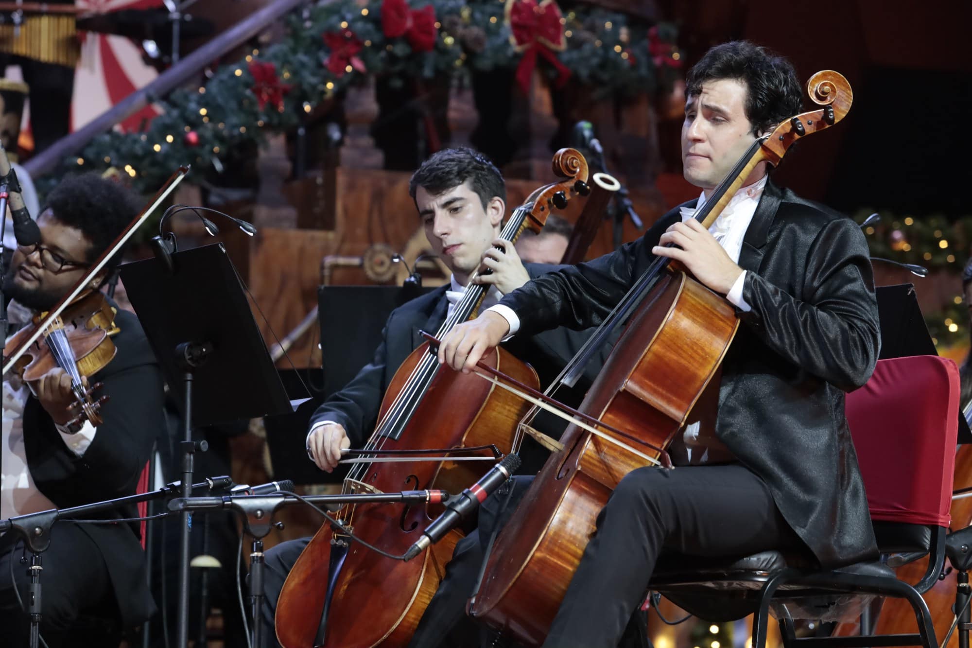 Dueto de tenor e soprano com a orquestra no Natal Luz In Concert, Natal Luz Gramado