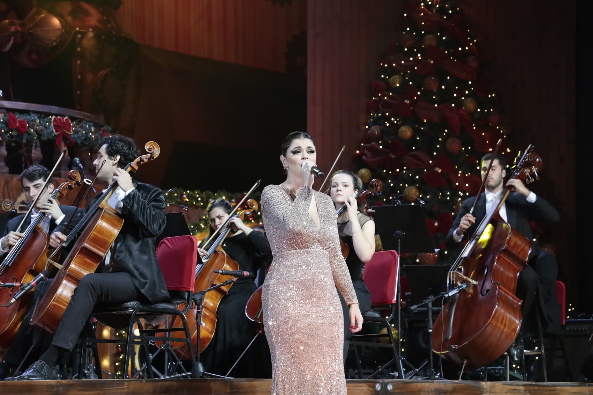 Tenor cantando com a orquestra e a bandinha no palco do Natal Luz In Concert em Gramado
