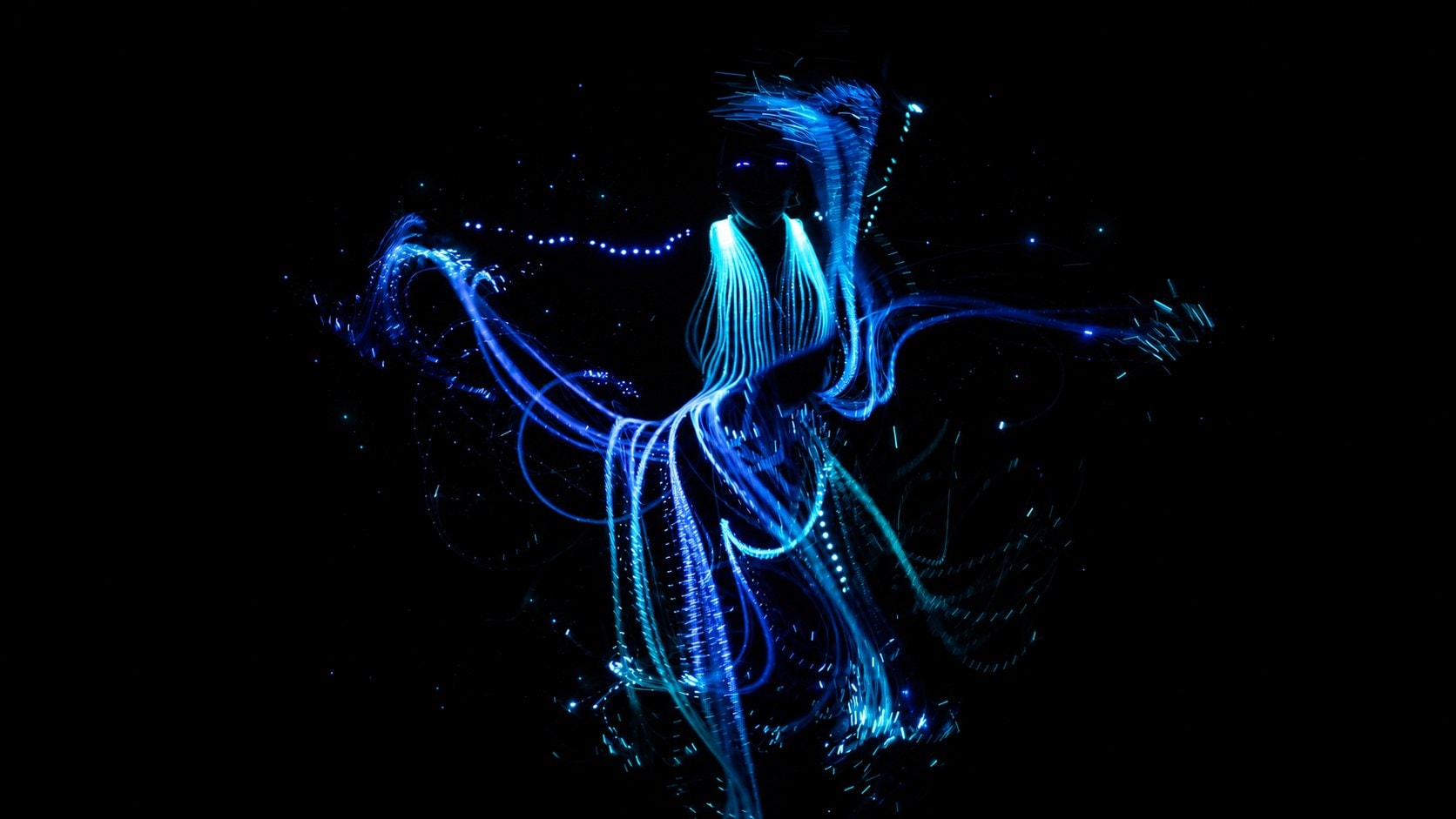 Figurino de fibra ótica azul em movimento no espetáculo O Brilho do Natal by LightWire, Palácio dos Festivais, Gramado