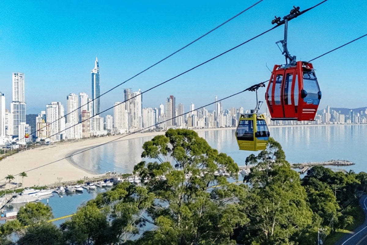 Bondinhos do Parque Unipraias com a skyline de Balneário Camboriú ao fundo