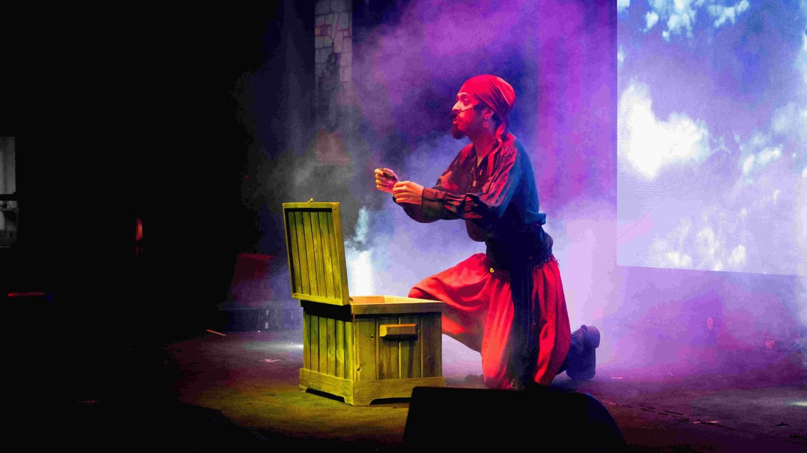 Pirata em cena com o baú do tesouro durante o show da Piratas Pizzaria, em Caldas Novas-GO