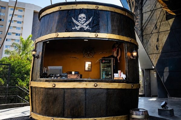 Bar em formato de barril gigante na Piratas Pizzaria, em Caldas Novas-GO