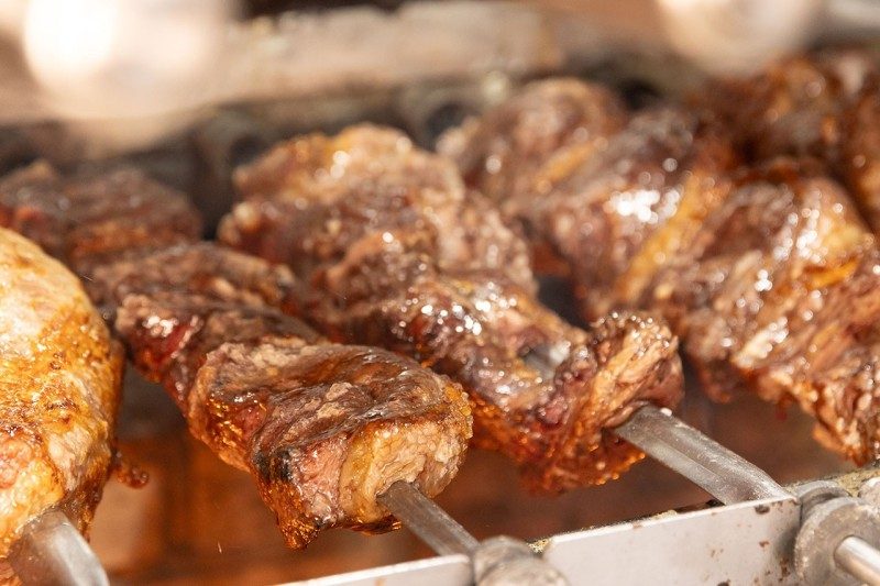 Espetos de carnes nobres na churrasqueira da Rafain Churrascaria Show, em Foz do Iguaçu-PR