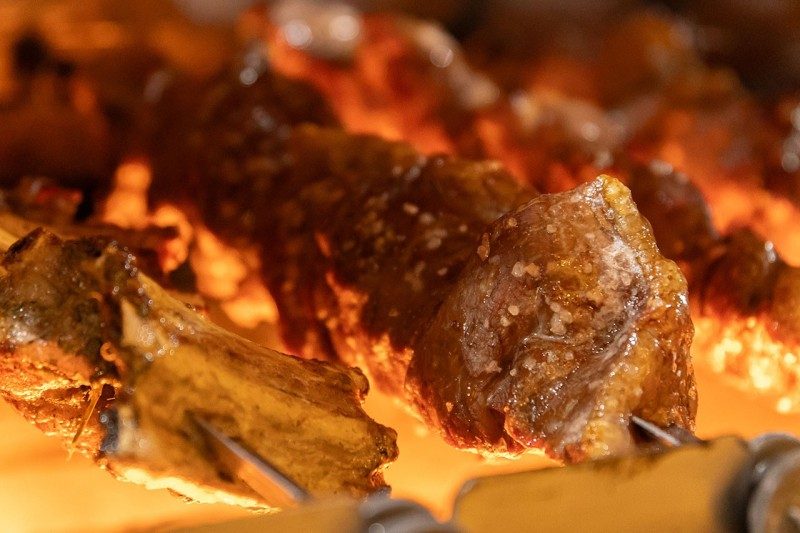 Cortes de picanha e costela na brasa da Rafain Churrascaria Show, em Foz do Iguaçu-PR