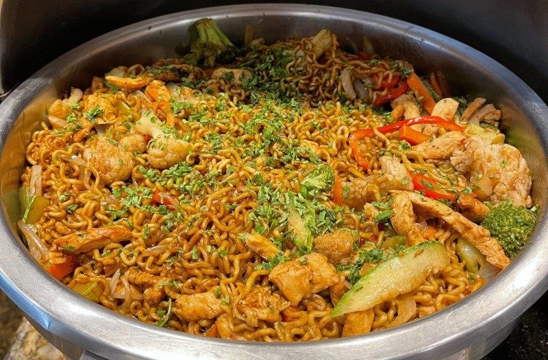 Yakisoba do buffet de culinária oriental da Rafain Churrascaria Show, em Foz do Iguaçu-PR