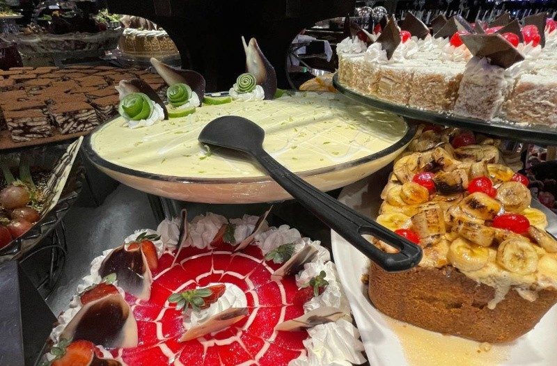 Buffet de sobremesas com tortas e mousse de limão na Rafain Churrascaria Show, Foz do Iguaçu-PR
