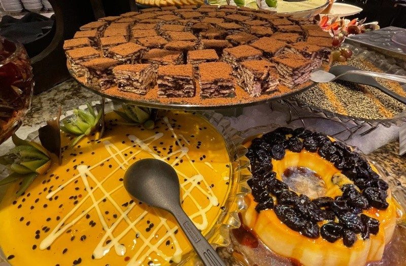 Doces, pavê e pudim no buffet de sobremesas da Rafain Churrascaria Show, em Foz do Iguaçu-PR