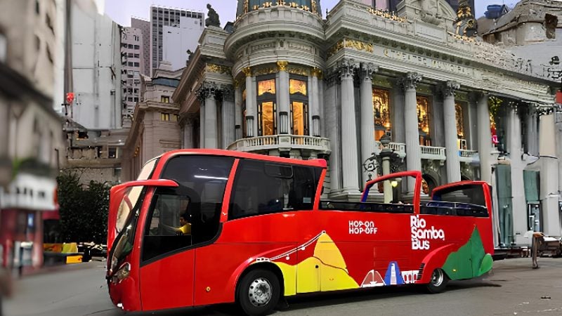 Ônibus vermelho de dois andares do Rio Samba Bus em frente ao Theatro Municipal, na Cinelândia, Rio de Janeiro