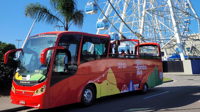 Rio Samba Bus estacionado ao lado da roda-gigante Yup Star, no Porto Maravilha, Rio de Janeiro