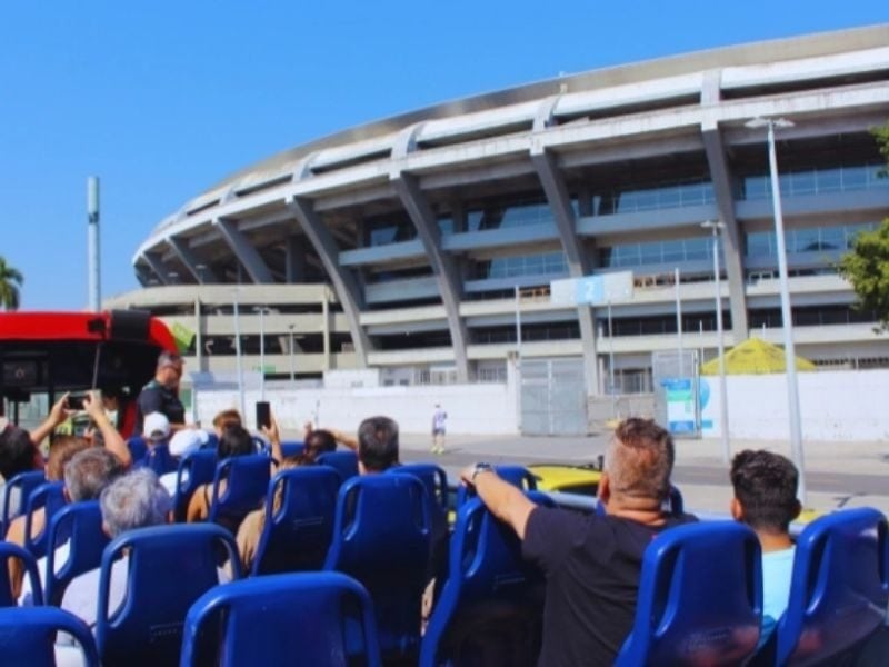 Parada do Rio Samba Bus em frente ao estádio do Maracanã, Rio de Janeiro