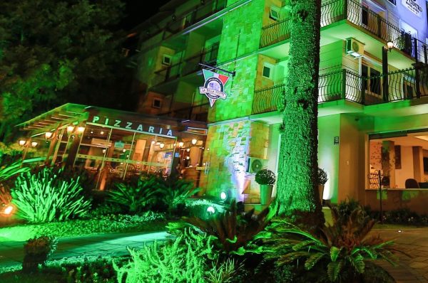 Fachada iluminada de la pizzería La Bella Notte, junto al Sky Centro Hotel, en el centro de Gramado