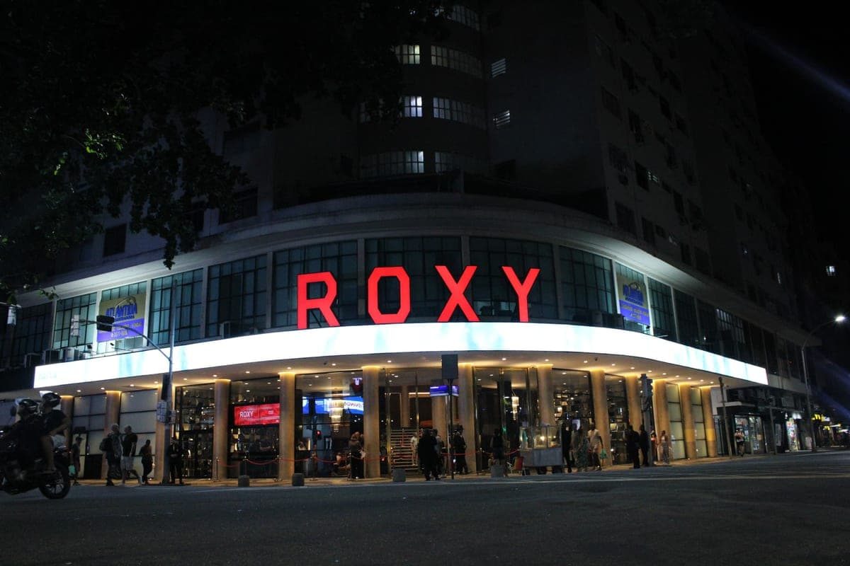Fachada iluminada do Roxy Dinner Show, no antigo Cine Roxy de 1938, em Copacabana, Rio de Janeiro