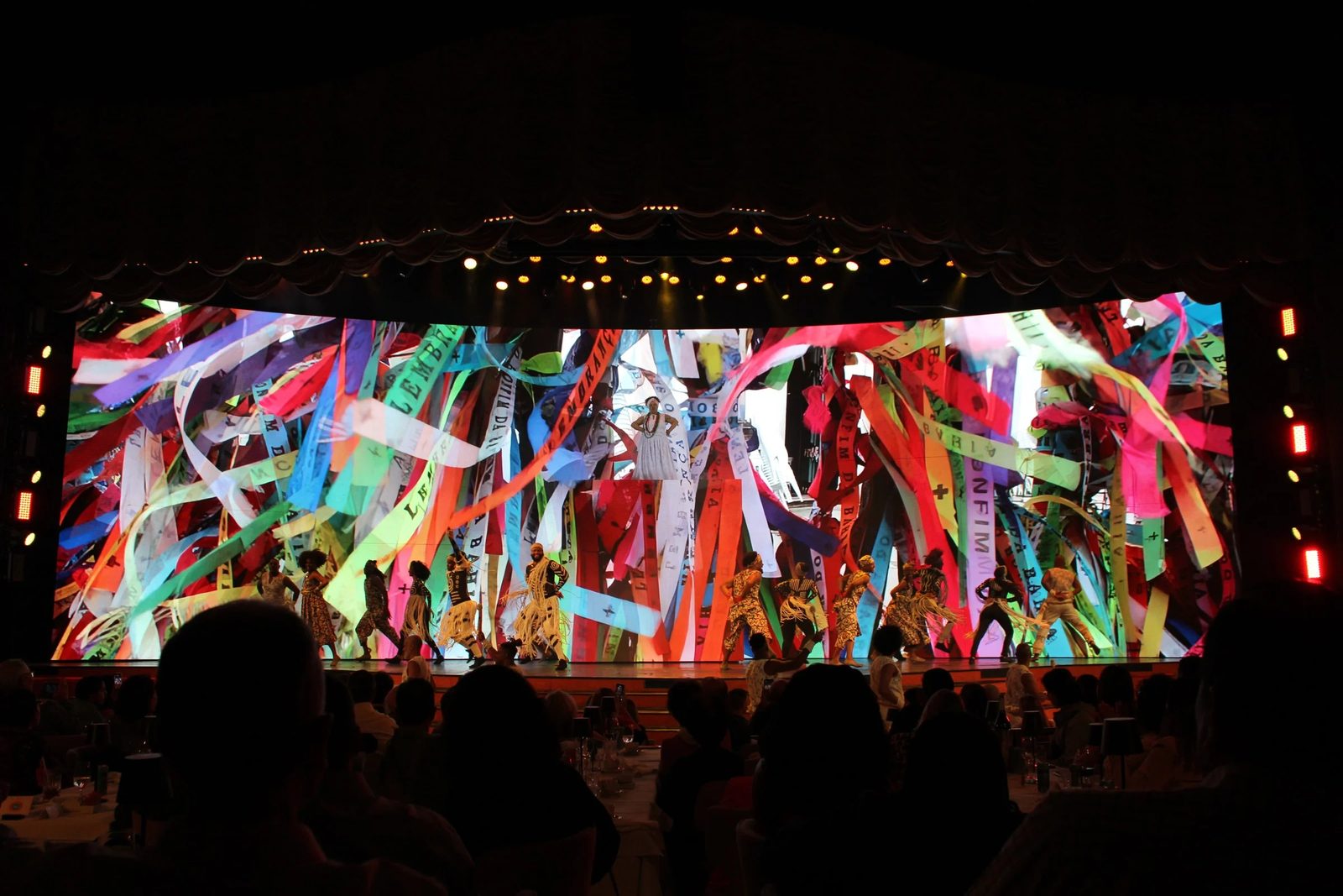 Número da Bahia no musical Aquele Abraço, com bailarinos de branco, no Roxy Dinner Show em Copacabana