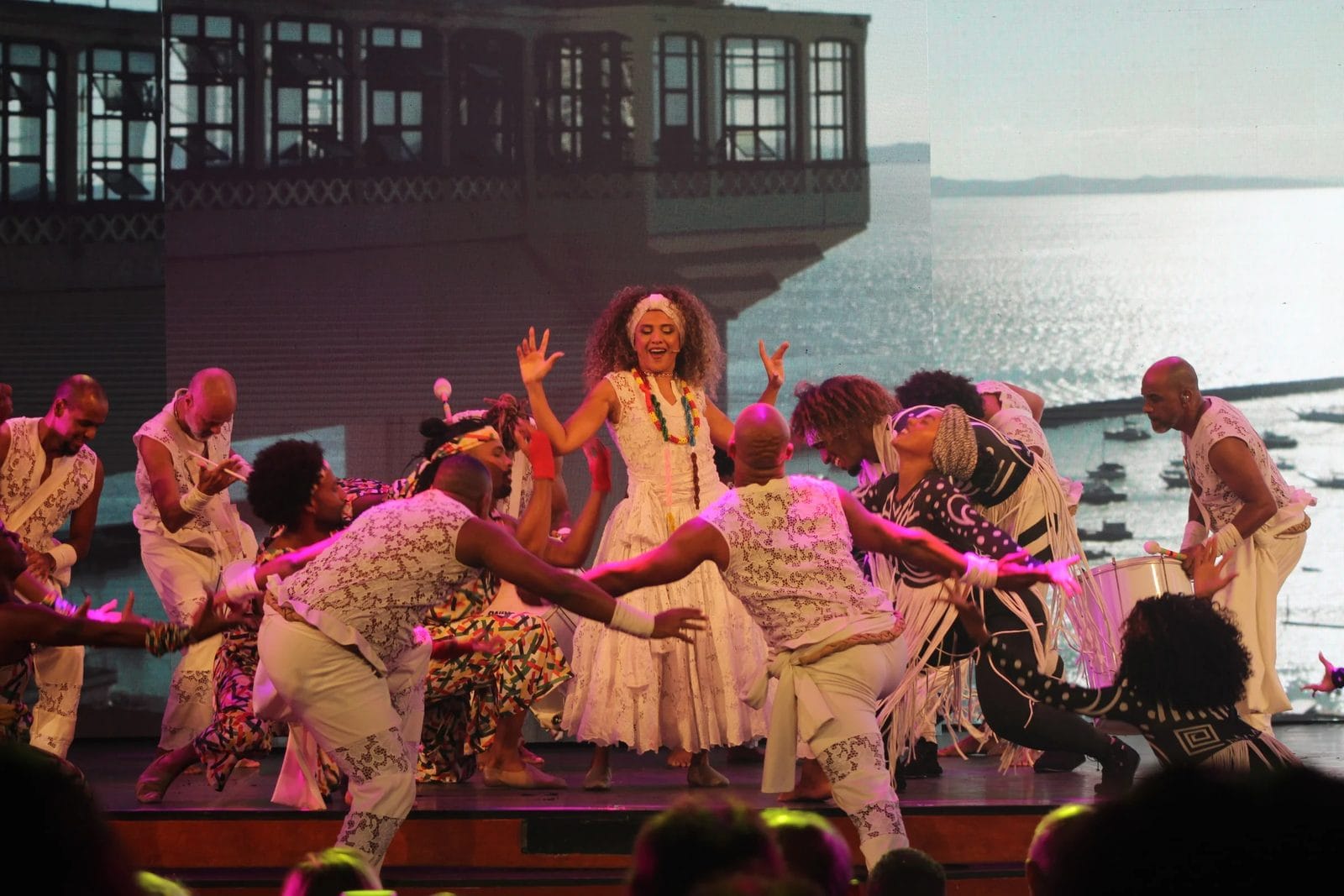 Elenco em frente ao painel de LED com fitas do Bonfim no musical Aquele Abraço, Roxy Dinner Show, Rio de Janeiro