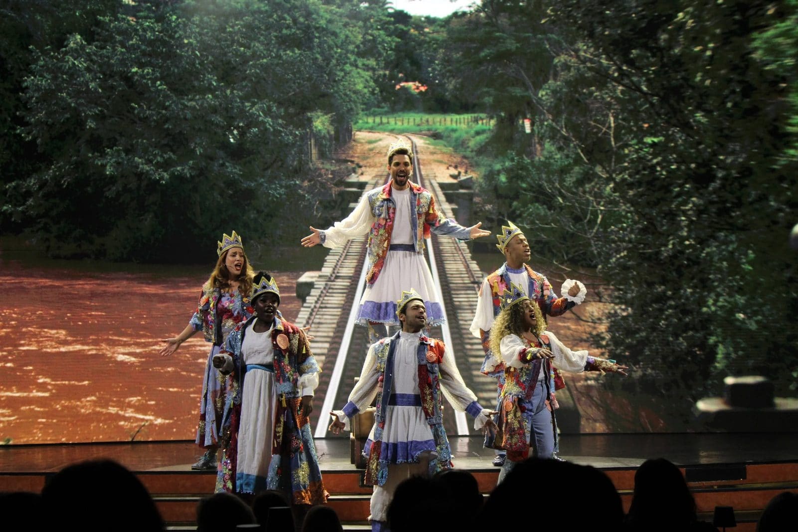 Cantores com coroas e figurinos de chita em cena do interior no Roxy Dinner Show, Rio de Janeiro
