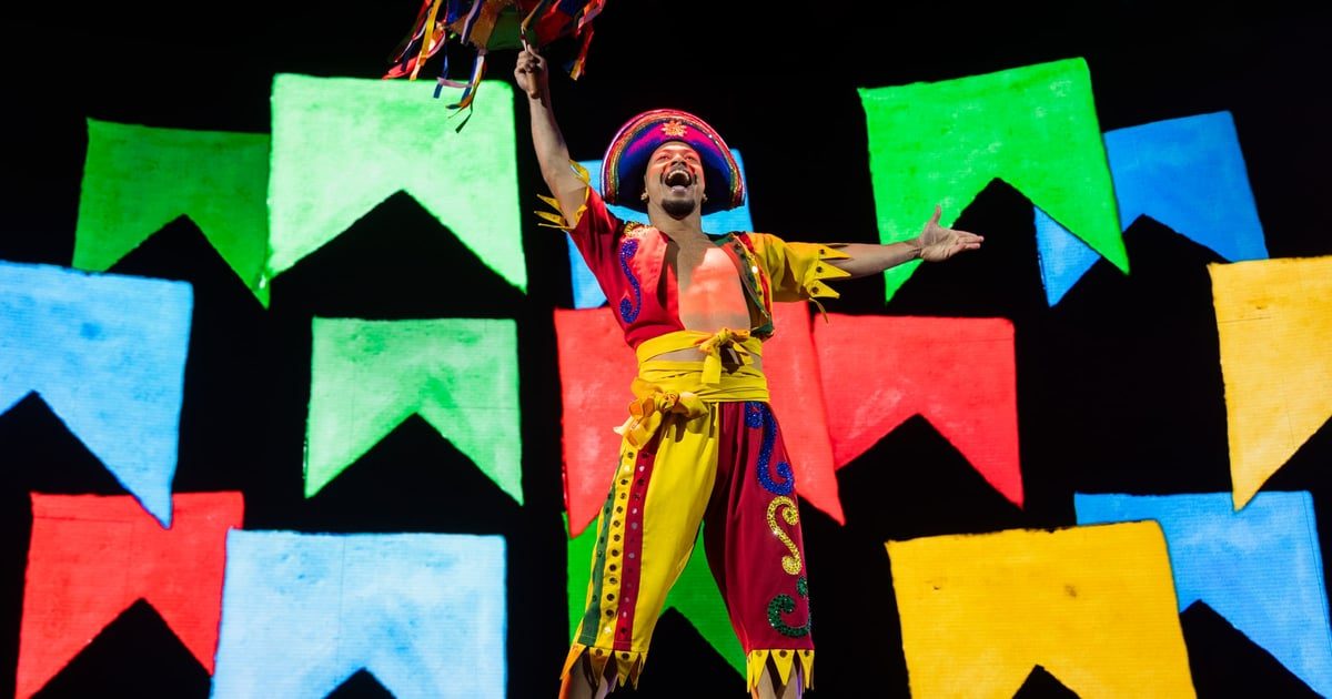 Número de festa junina com bandeirinhas no musical Aquele Abraço, Roxy Dinner Show em Copacabana