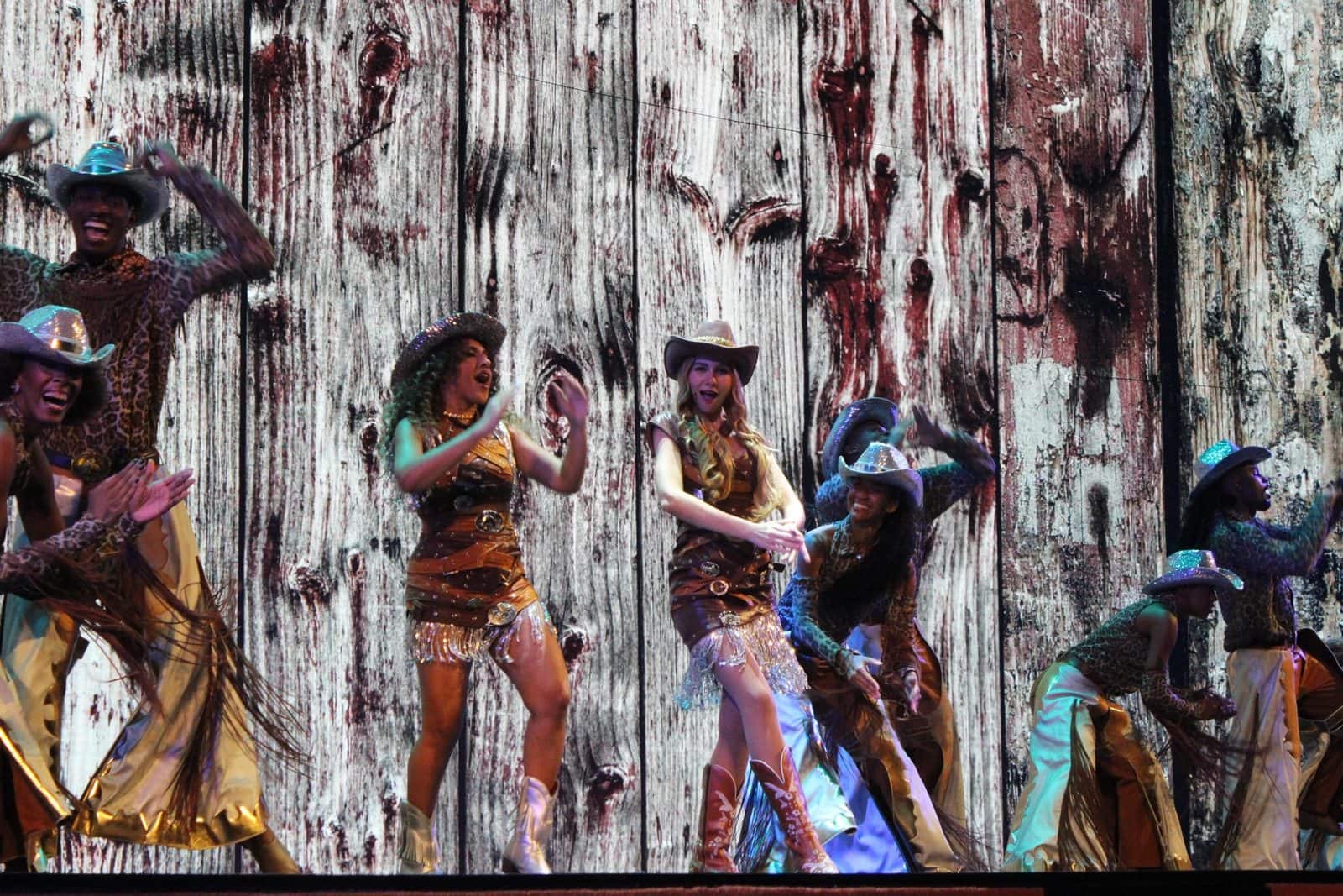 Bailarinos com chapéus de cowboy em número sertanejo do Roxy Dinner Show, Rio de Janeiro