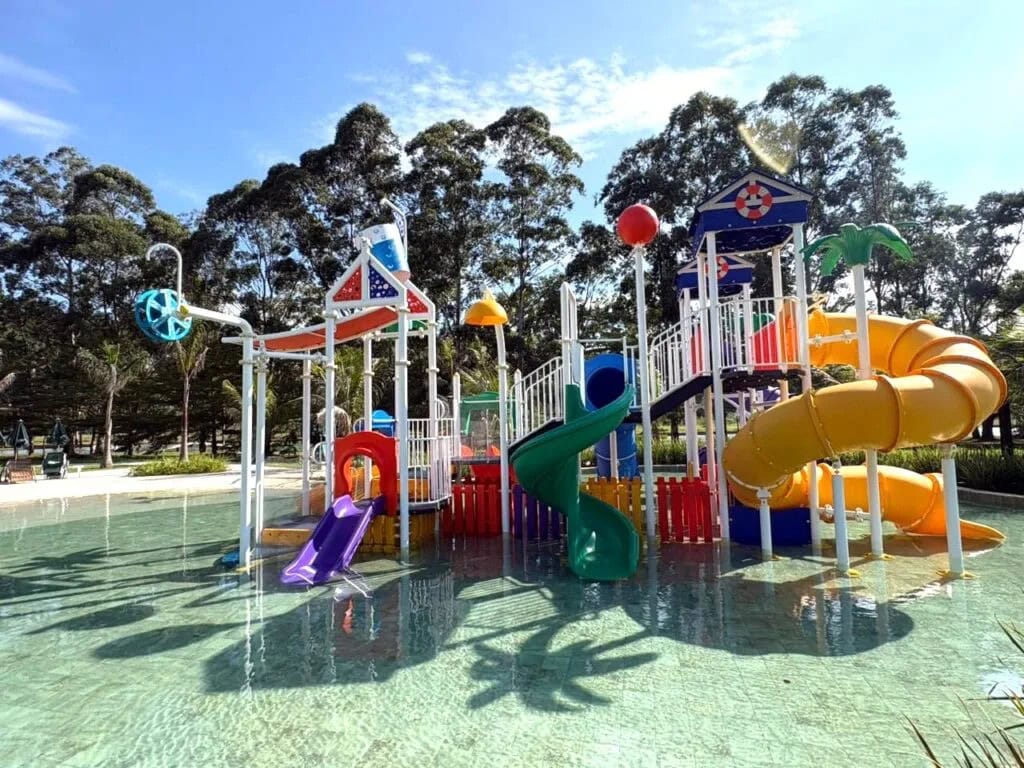 Parquinho aquático infantil com escorregadores do day use do Sítio Castelinho em Cesário Lange