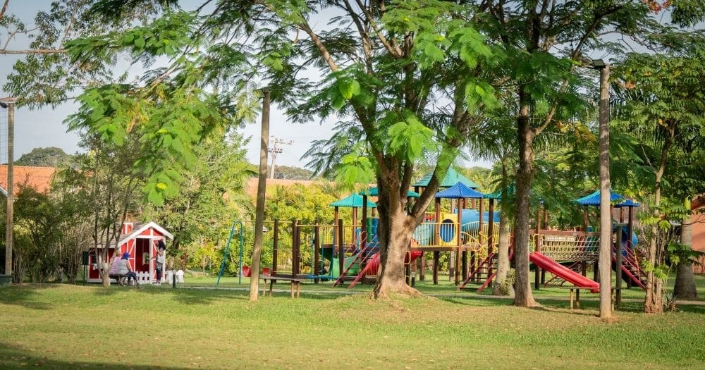 Playground infantil sob as árvores do Sítio Castelinho em Cesário Lange