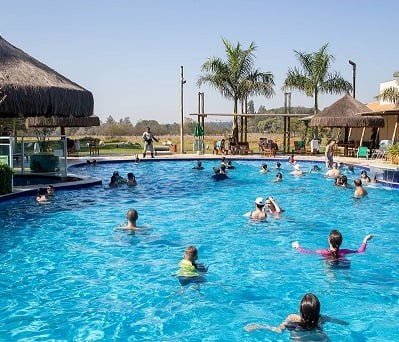 Piscina adulto com quiosques de palha do Sítio Castelinho Hotel Fazenda em Cesário Lange