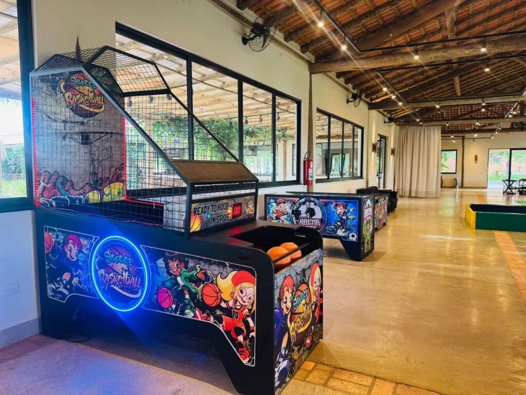 Salão de jogos com fliperamas e pebolim do Sítio Castelinho em Cesário Lange