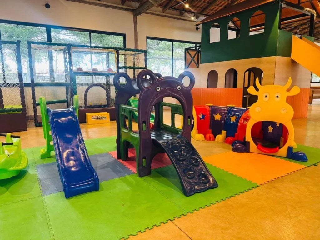 Brinquedoteca com escorregador e túneis para crianças pequenas do Sítio Castelinho em Cesário Lange
