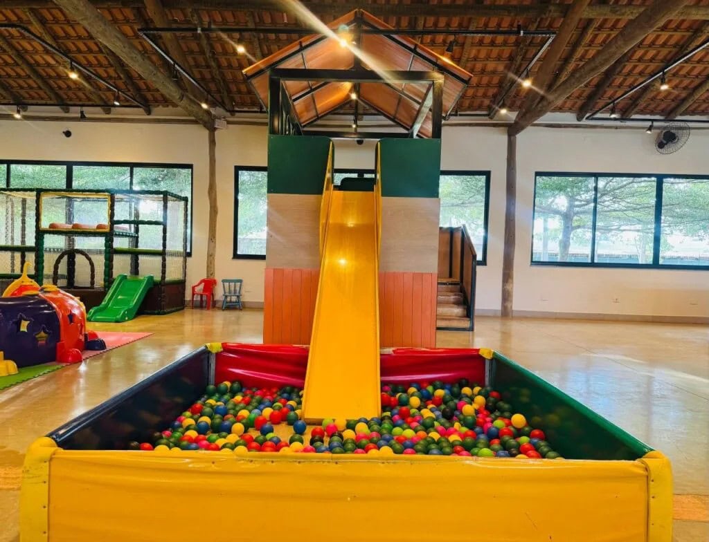 Piscina de bolinhas com escorregador na brinquedoteca do Sítio Castelinho em Cesário Lange