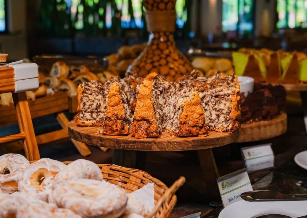 Bolos e rosquinhas do chá da tarde do Sítio Castelinho Hotel Fazenda em Cesário Lange
