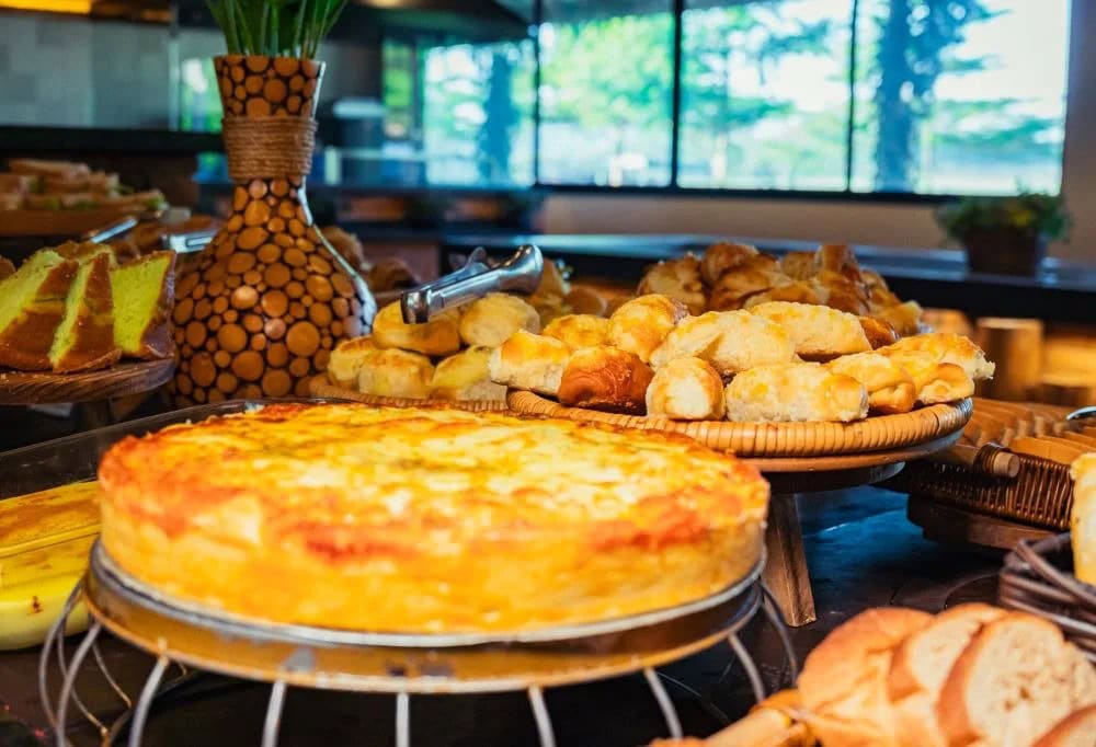 Quiche e pães caseiros do buffet do Sítio Castelinho em Cesário Lange