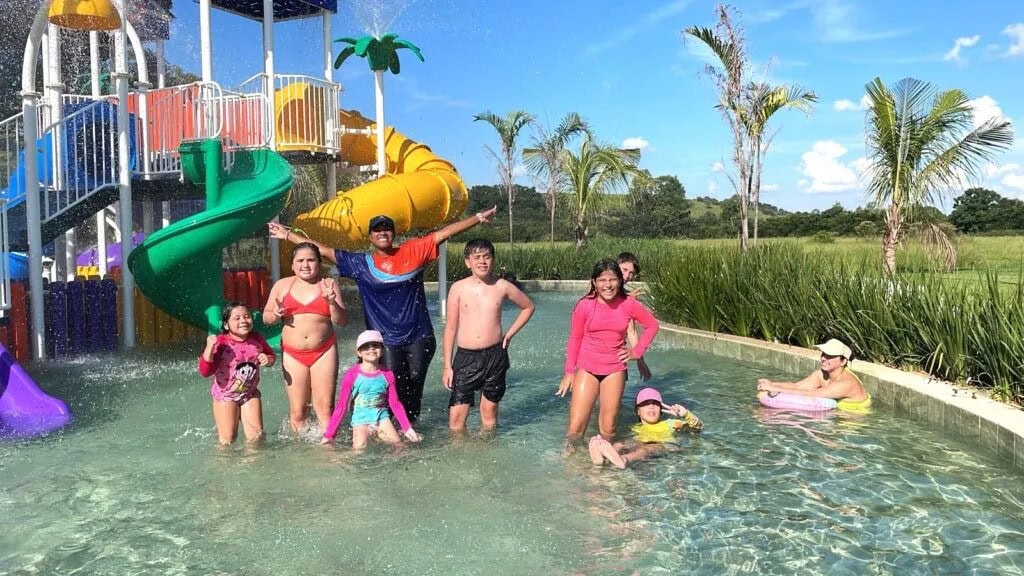Famílias se divertindo na piscina infantil do Sítio Castelinho Hotel Fazenda em Cesário Lange