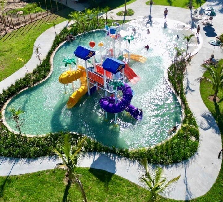 Vista aérea da piscina infantil com brinquedos aquáticos do Sítio Castelinho em Cesário Lange