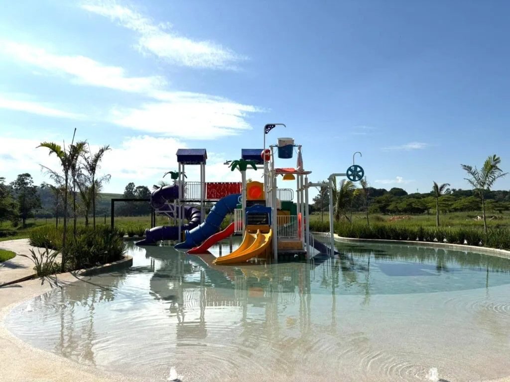 Brinquedos aquáticos na piscina rasa do day use do Sítio Castelinho em Cesário Lange