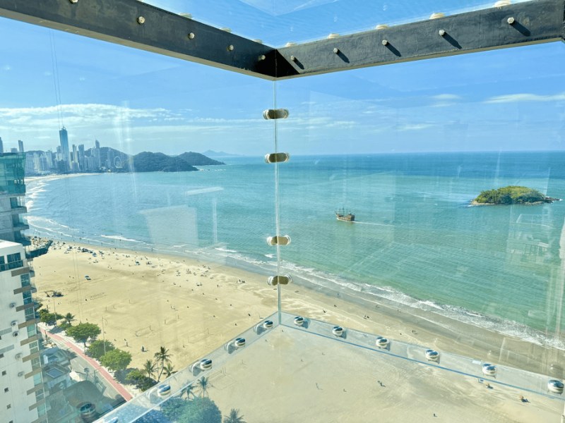 Vista da Praia Central e da Ilha das Cabras de dentro do cubo de vidro do Summit BC