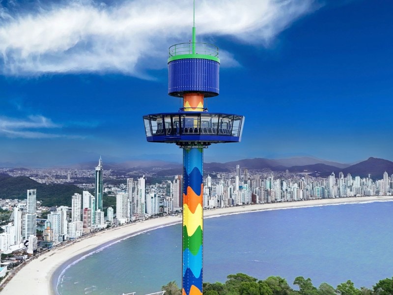Cabine giratória da Super Gyro Tower com a Praia Central de Balneário Camboriú ao fundo