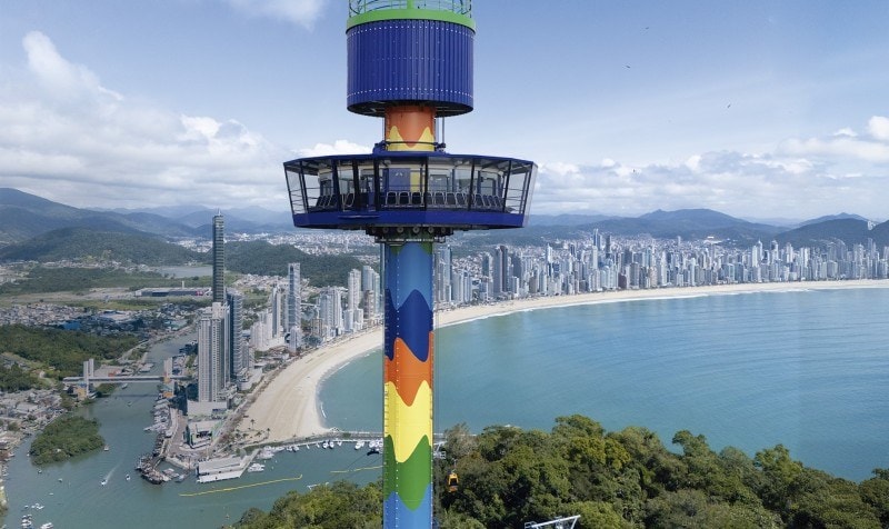 Super Gyro Tower vista de perto com a orla e o rio de Balneário Camboriú
