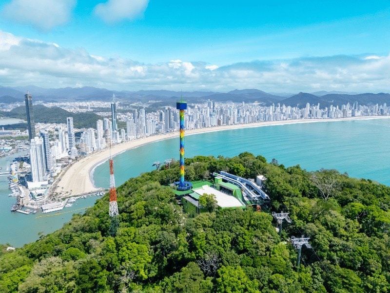 Vista aérea da Super Gyro Tower no Morro da Aguada com a skyline de Balneário Camboriú