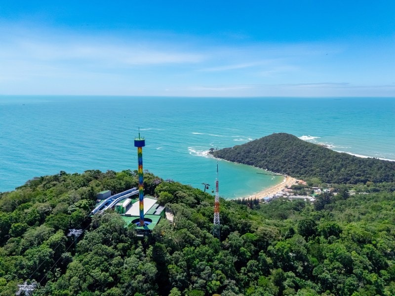 Super Gyro Tower no alto do morro com a Praia de Laranjeiras ao fundo