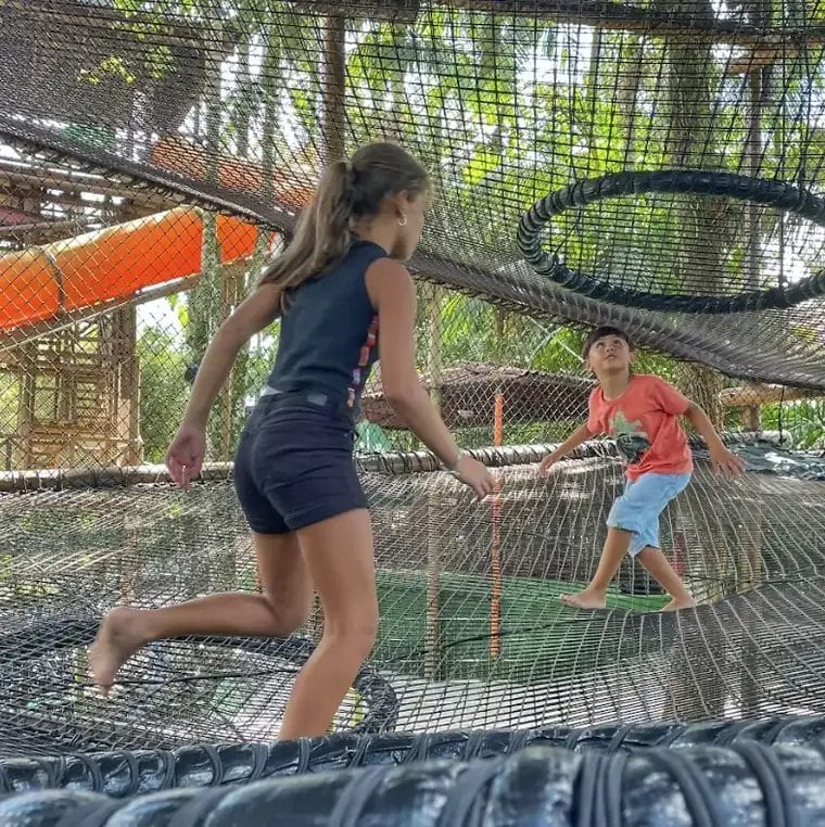 Crianças brincando no redário suspenso da Vila Encantada, em Pomerode-SC