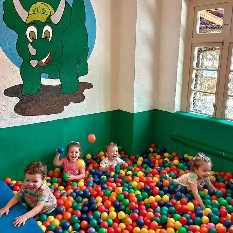 Piscina de bolinhas da Vila do Bebê na Vila Encantada, parque em Pomerode-SC