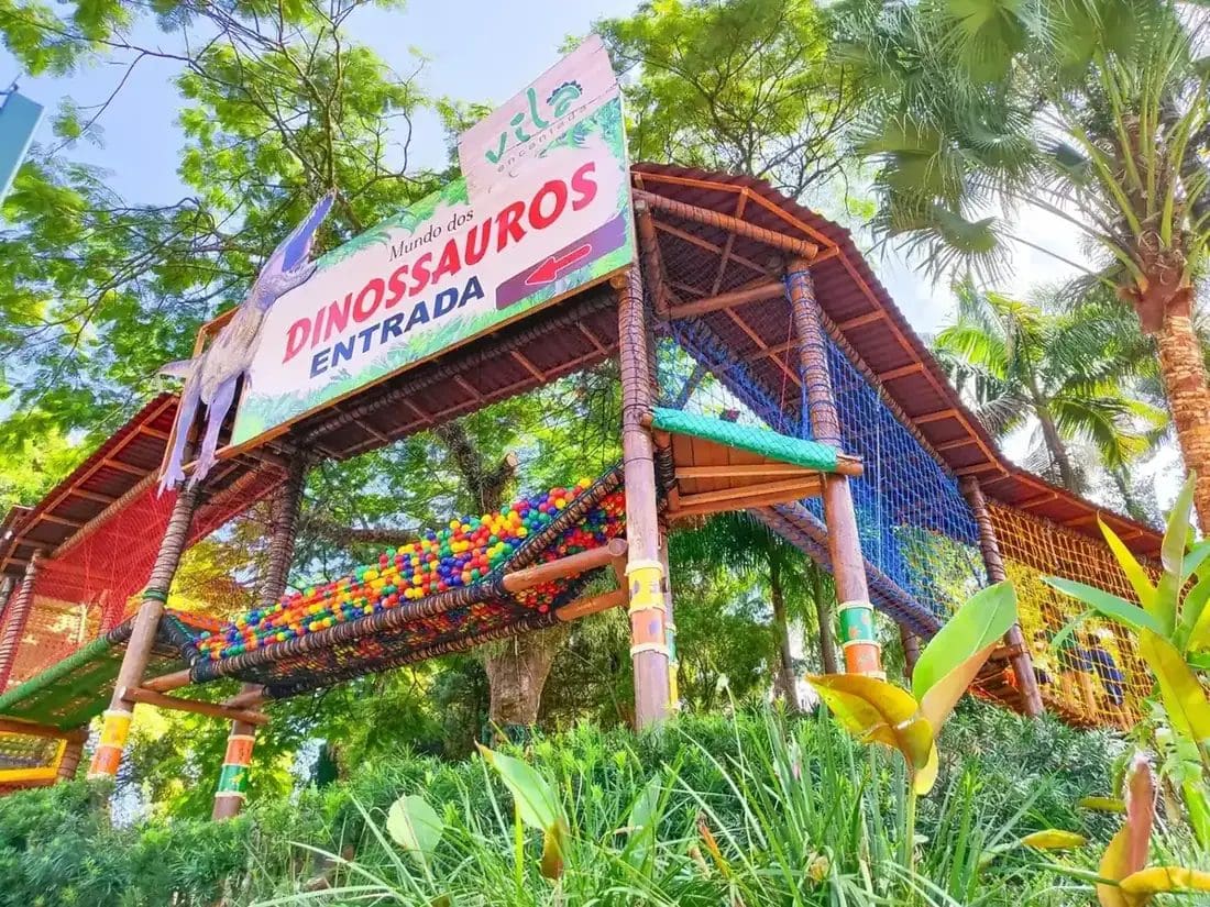 Entrada do Mundo dos Dinossauros com circuito aéreo e piscina de bolinhas na Vila Encantada, Pomerode-SC