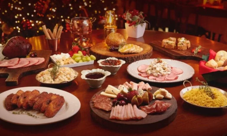 Salão do restaurante Era uma Vez um Chalezinho, em Gramado, decorado para o Natal