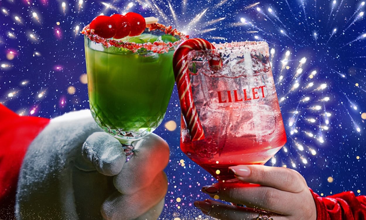 Mesa posta para a ceia de Natal no Gatzz, em Gramado, com decoração natalina