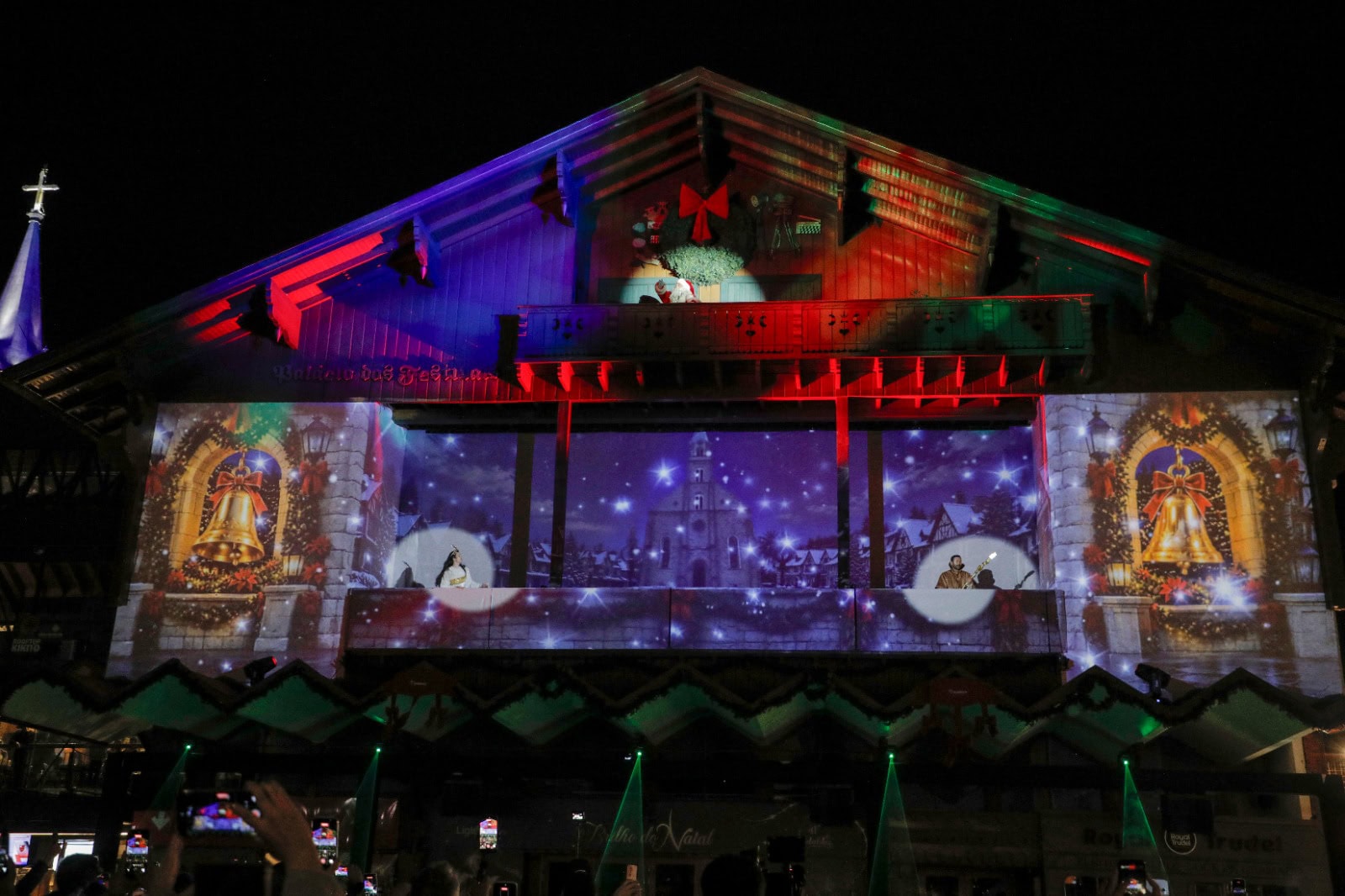 Fachada do Palácio dos Festivais iluminada em vermelho, verde e azul durante o show de acendimento do Natal Luz, em Gramado