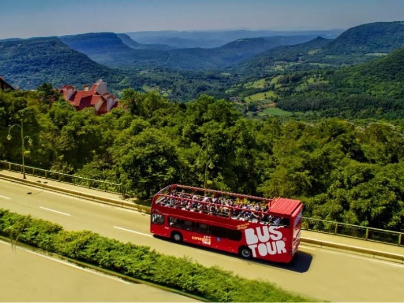 Bustour circulando com vista para o vale na Serra Gaúcha