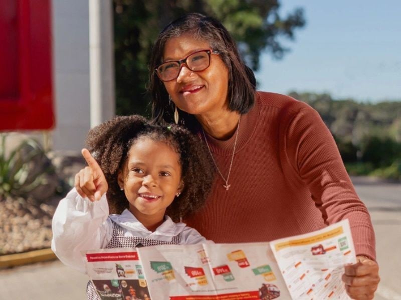 Mãe e filha consultando o mapa de paradas do Bustour