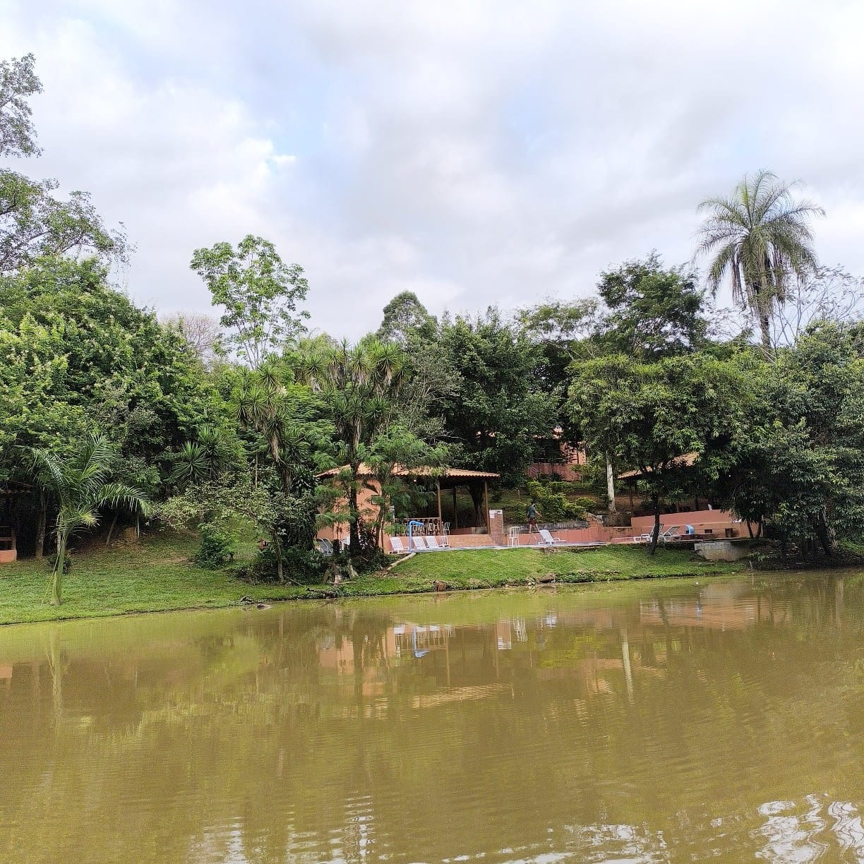 Lago de pesca esportiva cercado de mata no Canto da Roça em Betim